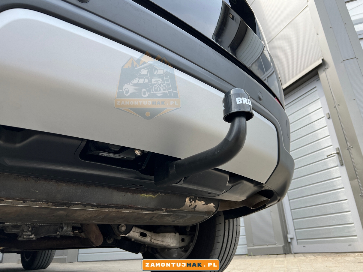 na zdjeciu z bliska od dolu hak holowniczy firmy brink zamontowany w samochodzie land rover discovery sport L550 2019 hybryda mhev w najlepszym warsztacie montazu hakow holowniczych w polsce 